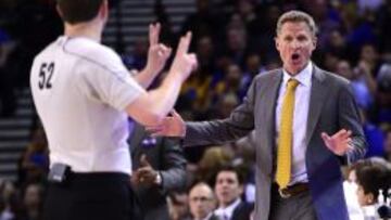 Steve Kerr iscute con el árbitro Scott Twardoski.