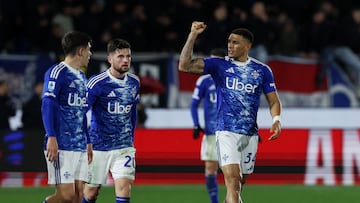 Soccer Football - Serie A - Como v AS Roma - Stadio Giuseppe Sinigaglia, Como, Italy - March 15, 2026 Como's Diego Carlos celebrates scoring their second goal with teammates REUTERS/Ciro De Luca