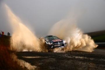 El piloto francés de rallys Sebastien Loeb durante un tramo de la prueba celebrada en Gales.