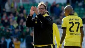 El entrenador del Borussia, Jürgen Klopp, aplaude tras la nueva victoria de su equipo en la Bundesliga.