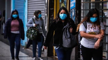 AME2330. BUENOS AIRES (ARGENTINA), 13/04/2020.- Un grupo de mujeres que usan tapabocas caminan por una calle de Buenos Aires hoy lunes, luego de que el Gobierno anunciara el uso obligatorio de tapa boca a partir del 15 de abril. Argentina abri&oacute; un nuevo tramo de la cuarentena social obligatoria para frenar los contagios por el coronavirus, que durar&aacute; hasta al menos el 26 de abril y en el que, adem&aacute;s de aceptar excepciones como la reapertura de los bancos, se promover&aacute; el uso de la mascarilla en lugares p&uacute;blicos cerrados. EFE/Juan Ignacio Roncoroni