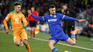 Juan Iglesias poniendo un centro con la pierna izquierda en el partido contra el Betis del pasado sábado.