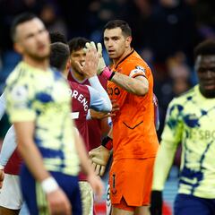 Recital del Dibu y debut extraordinario de Alex Moreno