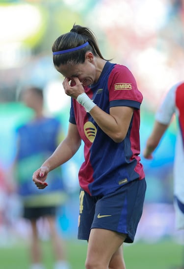 Aitana Bonmatí desolada tras terminar el partido.