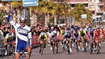 <b>GRANDIOSO.</B> Aitor González celebra la victoria por delante del pelotón en su estreno de la temporada.