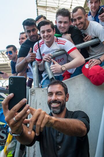 Robert Pires con seguidores. 