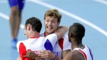 <b>PLENO. </b>Christophe Lemaitre celebra con sus compañeros la victoria en el 4x100, su tercer oro.