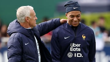 Didier Deschamps, seleccionador de Francia, con Kylian Mbappé en la concentración previa a la Eurocopa 2024.