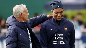 Didier Deschamps, seleccionador de Francia, con Kylian Mbappé en la concentración previa a la Eurocopa 2024.