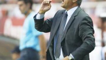 <b>SU MÉTODO. </b>Manzano da instrucciones a sus jugadores.