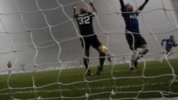 <b>CON NIEBLA. </b>Los jugadores del Milán lamentan el gol de Milito, al fondo a la derecha.