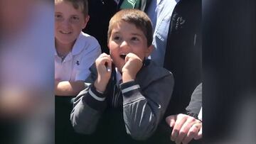 Divertida reacción de un niño al recibir el autógrafo de Tiger Woods