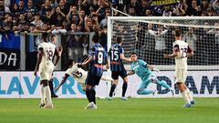 Bergamo (Italy), 02/05/2022.- Salernitana's Ederson (2-L) scores the opening goal during the Italian Serie A soccer match Atalanta BC vs US Salernitana 1919 at the Gewiss Stadium in Bergamo, Italy, 02 May 2022. (Abierto, Italia) EFE/EPA/PAOLO MAGNI
