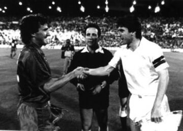 Copa del Rey 1982-1983. (04/06/83). Estadio de La Romareda. Barcelona-Real Madrid. Los azulgranas ganaron 2-1. Los goles, Víctor, Santillana y Marcos Alonso en el minuto 89. Era la primera temporada de Marandona con el Barça. Tente Sánchez y Santillana.