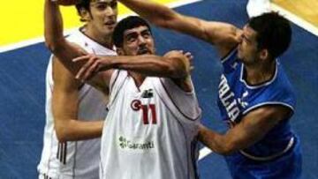 <b>TORNEO DE SEÚL. </b>El italiano Garri Luca tapona un lanzamiento del turco Solak Fatih.