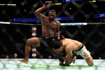 Tyrone Woodley escapa de un agarre que intentó Demian Maia durante el UFC 214.