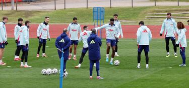 Samu en medio del rondo en el entrenamiento previo a viajar a Ámsterdam.