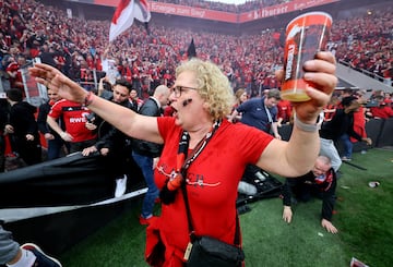 Los aficionados del Bayer Leverkusen invadieron en masa el césped del BayArena tas finalizar el encuentro y celebrar el primer título en la Bundelsiga de su equipo.