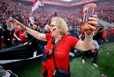 Los aficionados del Bayer Leverkusen invadieron en masa el césped del BayArena tas finalizar el encuentro y celebrar el primer título en la Bundelsiga de su equipo.