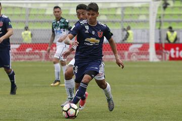 El jugador de Universidad de Chile Yerko Leiva controla el balon durante el partido de primera division contra Santiago Wanderers disputado en el estadio Elias Figueroa de Valparaiso, Chile.