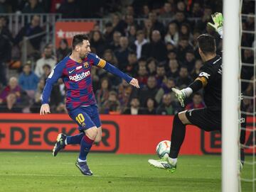 Típico gol de Leo Messi, que está mostrando esta noche todo su repertorio para celebrar su sexto Balón de Oro. Tremendo.