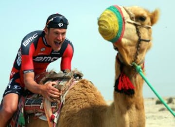 Es el mensaje que da el ciclista luxemburgués del BMC Jean Pierre Drucker encima de un camello antes del inicio de la cuarta etapa del Tour de Qatar.