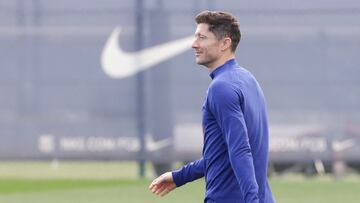 BARCELONA, 11/03/2023.- El delantero polaco del FC Barcelona Robert Lewandowski participa en el entrenamiento del primer equipo en las instalaciones de Sant Joan Despí previo al partido de la jornada 25 de La liga contra el Athletic Club de Bilbao, este sábado en Barcelona. EFE/ Quique García
