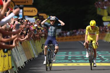 Vingegaard y Pogacar durante el disputado esprint final de la etapa, que ganó el danés.