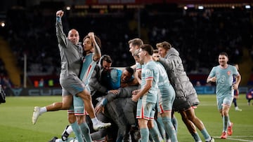 BARCELONA, 21/12/2024.- Los jugadores del Atlético de Madrid celebran la victoria tras el partido de la jornada 18 de LaLiga entre el FC Barcelona y el Atlético de Madrid, este sábado en el estadio olímpico Lluis Companys. EFE/Alberto Estévez