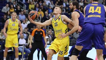 Martin Hermansson, del Alba Berlín, frente a Nikola Mirotic, del Barcelona.