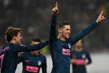 Fernando Torres celebra con Griezmann el 1-4.