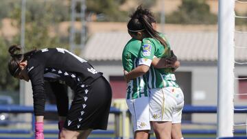 Mari Paz Vilas y Altuve celebran el empate del Betis al Levante.
