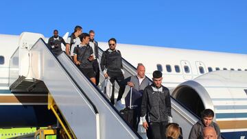Bordalás y los jugadores bajando del avión al llegar a Krasnodar.