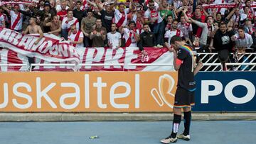 Trashorras, cabizbajo junto a los aficionados del Rayo que viaj&oacute; a Anoeta.