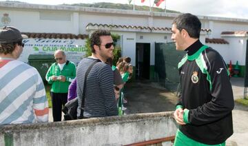 16/05/09 Juan Ramón López Muñiz, exentrenador del Racing y ahora en el Alavés, saluda a Alfredo Matilla (AS) en un entrenamiento del Racing ceebrado en Noja el 16 de mayo de 2009.