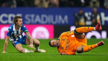 Mbappé, tendido sobre el césped, tras ser derribado por Carlos Romero en el Espanyol-Real Madrid de la jornada 22 de LaLiga EA Sports.