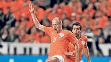 <b>ES DUDA. </b>Robben se retiró del Holanda-Macedonia lesionado.