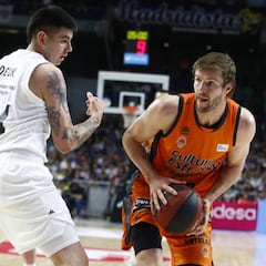 El Valencia amplía por un año el contrato de Aaron Doornekamp