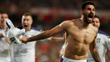 Fútbol - Copa del Mundo - Clasificatorios de la UEFA - Grupo A - Portugal v Serbia - Estadio da Luz, Lisboa, Portugal - 14 de noviembre de 2021 El serbio Aleksandar Mitrovic celebra su segundo gol.