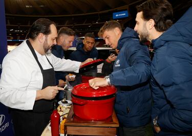 Diez aficionados disfrutarán de una exclusiva noche pernoctando en tiendas de campaña instaladas en el estadio, como ganadores de un sorteo de Hyundai, patrocinador del  Atletico de Madrid. Los jugadores rojiblancos cedieron sus vehículos IONIQ 5 para dotar de energía a diferentes zonas del Eco Camping. En la imagen, Saúl Ñíguez, Samuel Lino, Marcos Llorente y Mario Hermoso en la zona culinaria.
