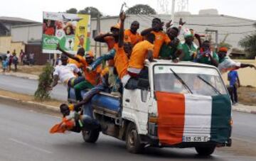 Seguidores de Costa de Marfil se dirigen al estadio para ver el partido de fútbol contra Guinea en la Copa Africana de Naciones en Malabo
