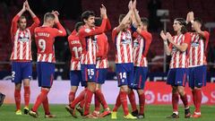 Los jugadores del Atl&eacute;tico aplauden y dan las gracias a la afici&oacute;n tras el apurado triunfo del s&aacute;bado ante el Alav&eacute;s. Los rojiblancos siguen invictos en Liga.