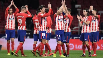 Los jugadores del Atlético aplauden y dan las gracias a la afición tras el apurado triunfo del sábado ante el Alavés. Los rojiblancos siguen invictos en Liga.