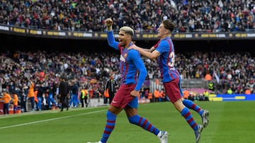 Ronald Araújo, abrazado por Gavi después de marcarle un gol al Atlético de Madrid la temporada pasada.