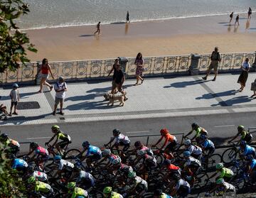 El pelot¨®n a su paso por el paseo de La Concha durante la Cl¨¢sica San Sebasti¨¢n Region 2019.