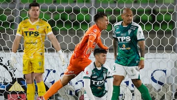 Futbol, Santiago Wanderers vs Cobreloa.
Liguilla de asceso 2025.
El jugador de Cobreloa Alex Valdes, centro, celebra tras marcar un gol contra Santiago Wanderers durante un partido de la liguilla de ascenso a la primera division disputado en el estadio Elias Figueroa de Valparaiso, Chile.
19/11/2025
Andres Pina/Photosport
Football, Santiago Wanderers vs Cobreloa.
2025 Promotion Playoffs.
Cobreloa player Alex Valdes, center, celebrates after scoring against Santiago Wanderers during a promotion to first division playoff match at the Elias Figueroa stadium in Valparaiso, Chile.
19/11/2025
Andres Pina/Photosport
