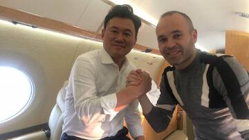 Andr&eacute;s Iniesta vuela hacia Jap&oacute;n para firmar con el Vissel Kobe.