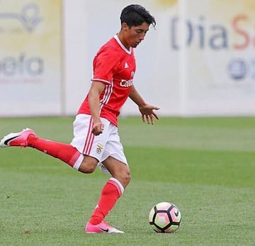 El lateral formado en Huachipato partió al Benfica B, filial de las 'Águilas', donde ha alternado en la titularidad.