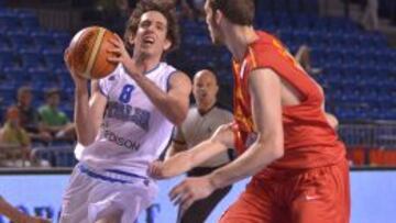 Della Valle entra a canasta delante de Medori.