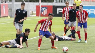 Sancet, a la izquierda de pie